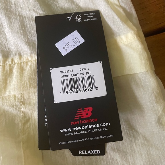 New NWT New Balance Impact Run Light Jacket Packable Yellow Women’s Large L - Picture 7 of 15